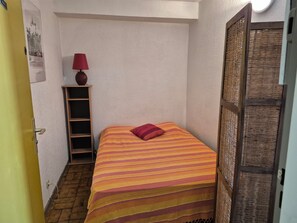 1 dormitori i planxa i posts de planxar 