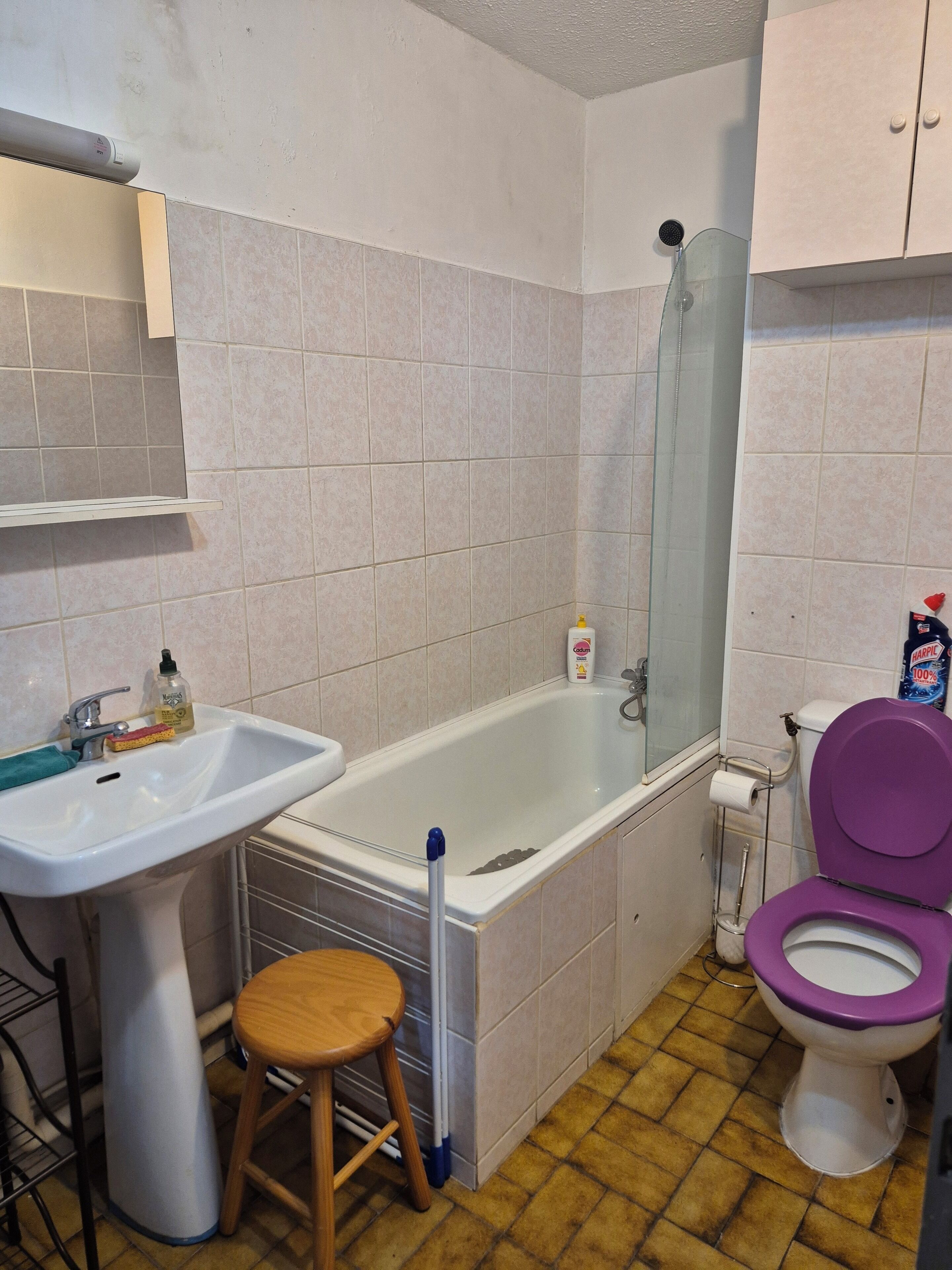 Un baño con lavamanos blanco, bañera, ducha e inodoro.