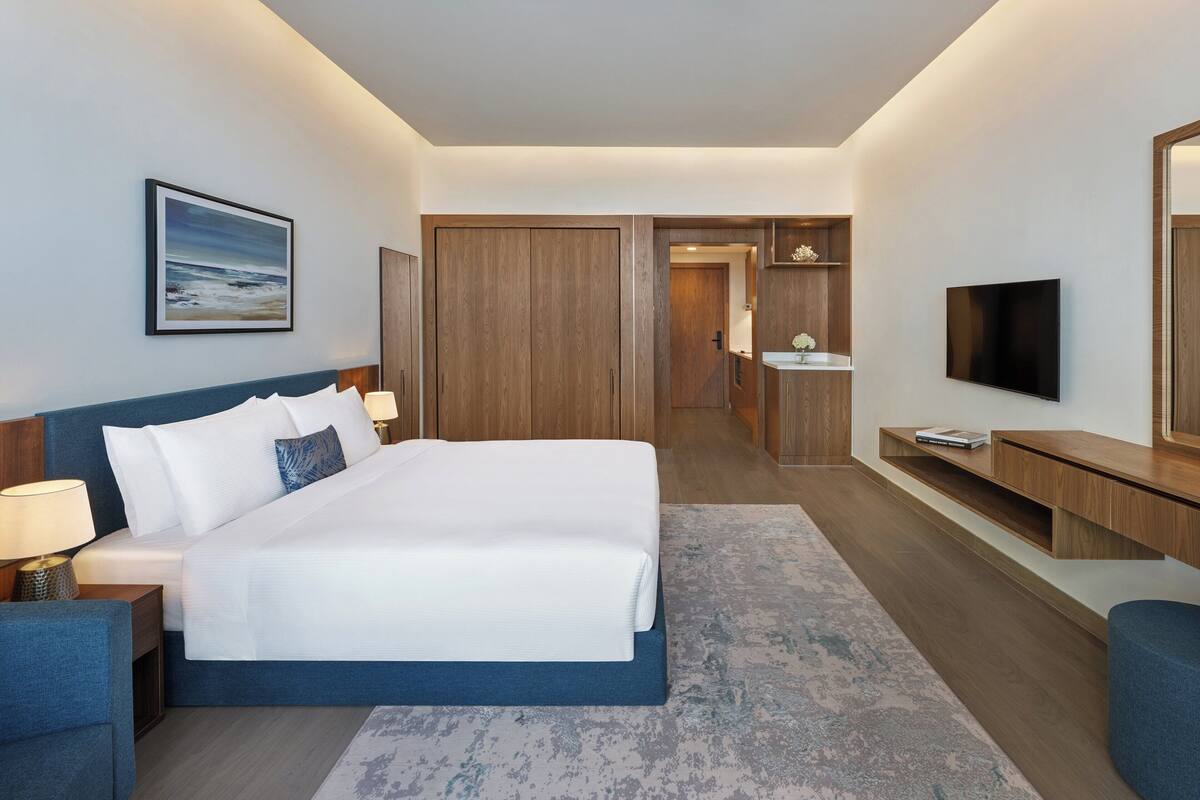 Studio, 1 King Bed, City View | Down comforters, in-room safe, desk, laptop workspace