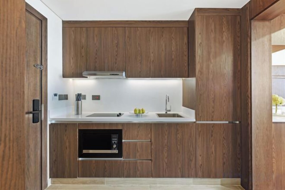 Wasserkocher mit Kaffee-/Teezubehör, Kühlschrank, Mikrowelle