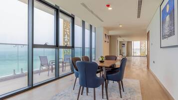 Apartment, 3 Bedrooms, Balcony, Sea View | Dining room