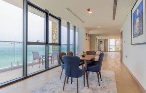 Apartment, 3 Bedrooms, Balcony, Sea View | Dining room