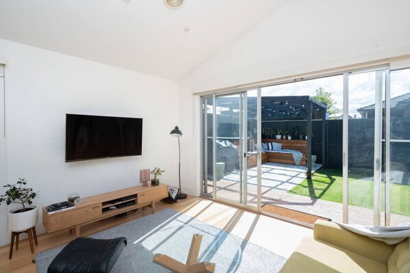 TV, books, computer monitors - Spacious light-filled 3BD sanctuary in Northcote *Pet Friendly* (Northcote)