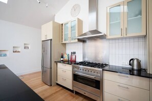 Fridge, microwave, oven, stovetop - Spacious light-filled 3BD sanctuary in Northcote *Pet Friendly* (Northcote)