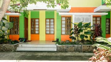 Un edificio colorido con un camino de piedra que lleva a la entrada.