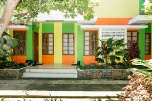 A colorful building with a stone pathway leading to the entrance. - Casa Felicisima Inn (Puerto Princesa)
