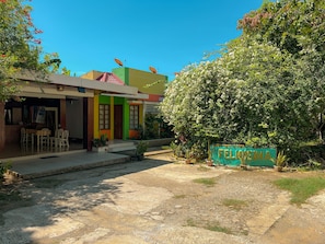 Un bâtiment aux couleurs vives, avec une enseigne portant l’inscription « FELICISIMA » à l’avant.