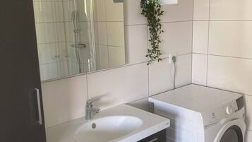 Familie huisje, uitzicht op zee | Badkamer | Een douche, een hydromassagedouche, een haardroger, vloerverwarming