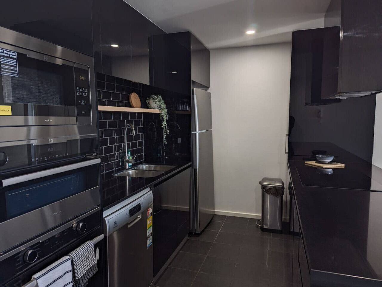 Refrigerador, microondas, horno y parrilla de estufa 