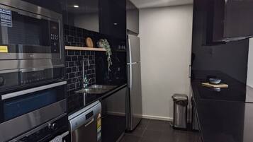 Refrigerador, microondas, horno y parrilla de estufa