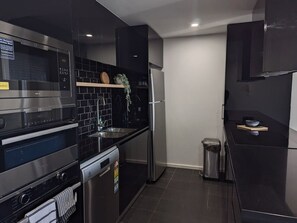 Refrigerador, microondas, horno y parrilla de estufa 
