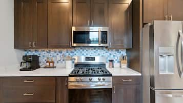 Een koelkast, een magnetron, een oven, een kookplaat