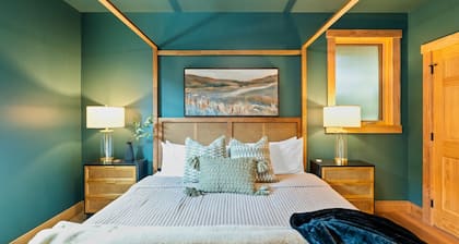 Studio in DT Black MTN Walk to food!