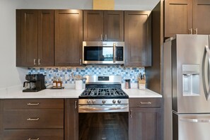 冷蔵庫、電子レンジ、オーブン、コンロ