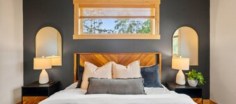 Downtown Black MTN loft w HotTub