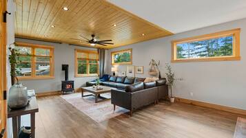 Een smart-tv en een open haard