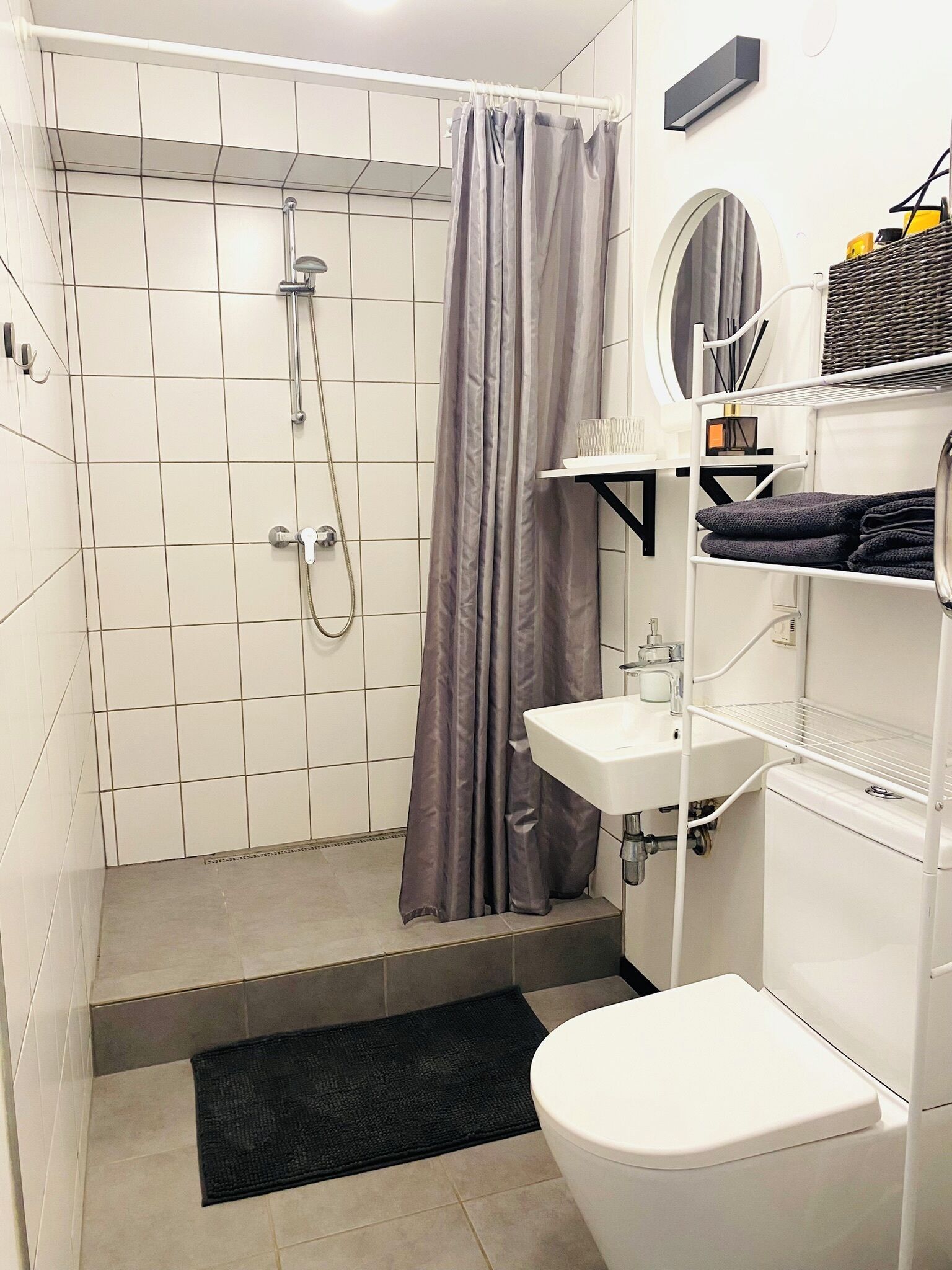 Dusj, hårføner, håndklær og såpe