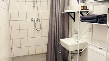 Dusj, hårføner, håndklær og såpe