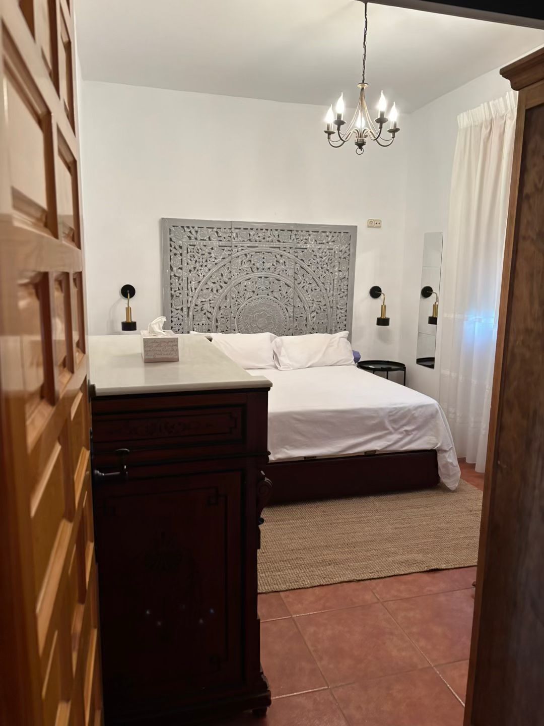 4 slaapkamers, een strijkplank/strijkijzer, reisbedje, gratis wifi