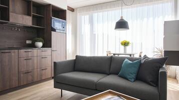 Estudio Deluxe | Zona de estar | Una televisión de pantalla plana