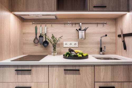 Full-size fridge, microwave, stovetop, dishwasher