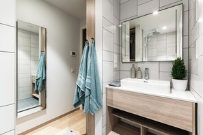 Shower, rainfall showerhead, hair dryer, towels - LURICH Residences (Tallinn)