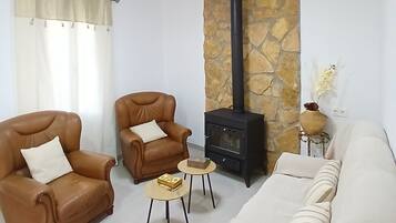 Smart-TV, Kamin, Videospiele, Bücher