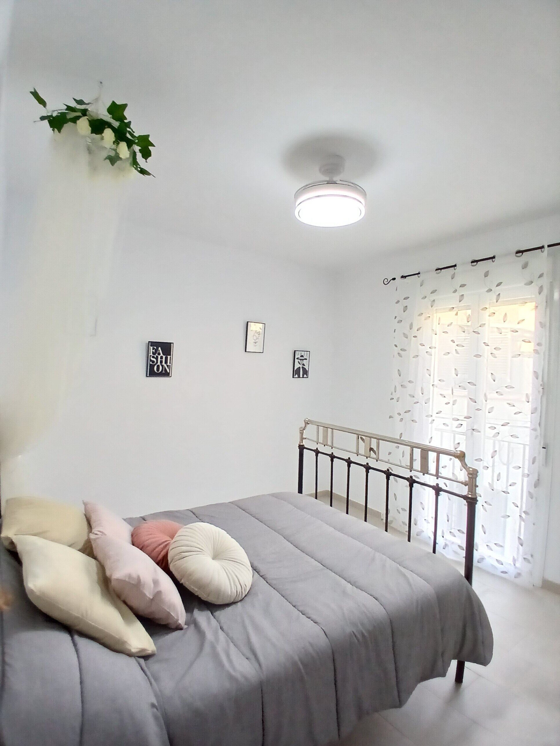 4 dormitorios, tabla de planchar con plancha, ropa de cama