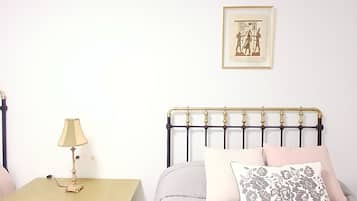 4 dormitorios, tabla de planchar con plancha, ropa de cama