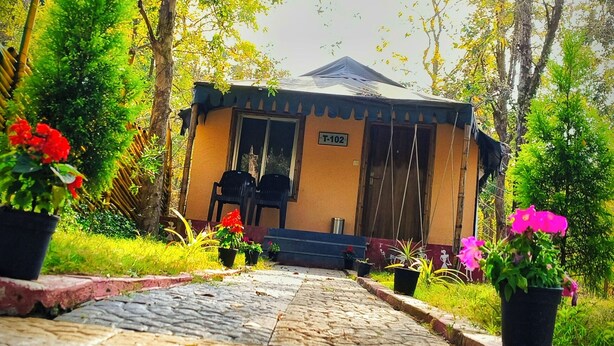 A pathway leading to a building with a sign reading "T-102". - Resort Nature Camp - Jatmai (Chhura)