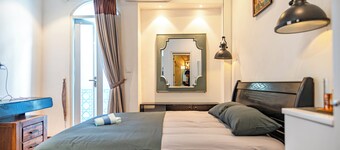 Room 3 - Chill in SG, 100' projector, 2mins to District.1