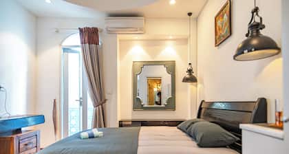 Room 3 - Chill in SG, 100' projector, 2mins to District.1