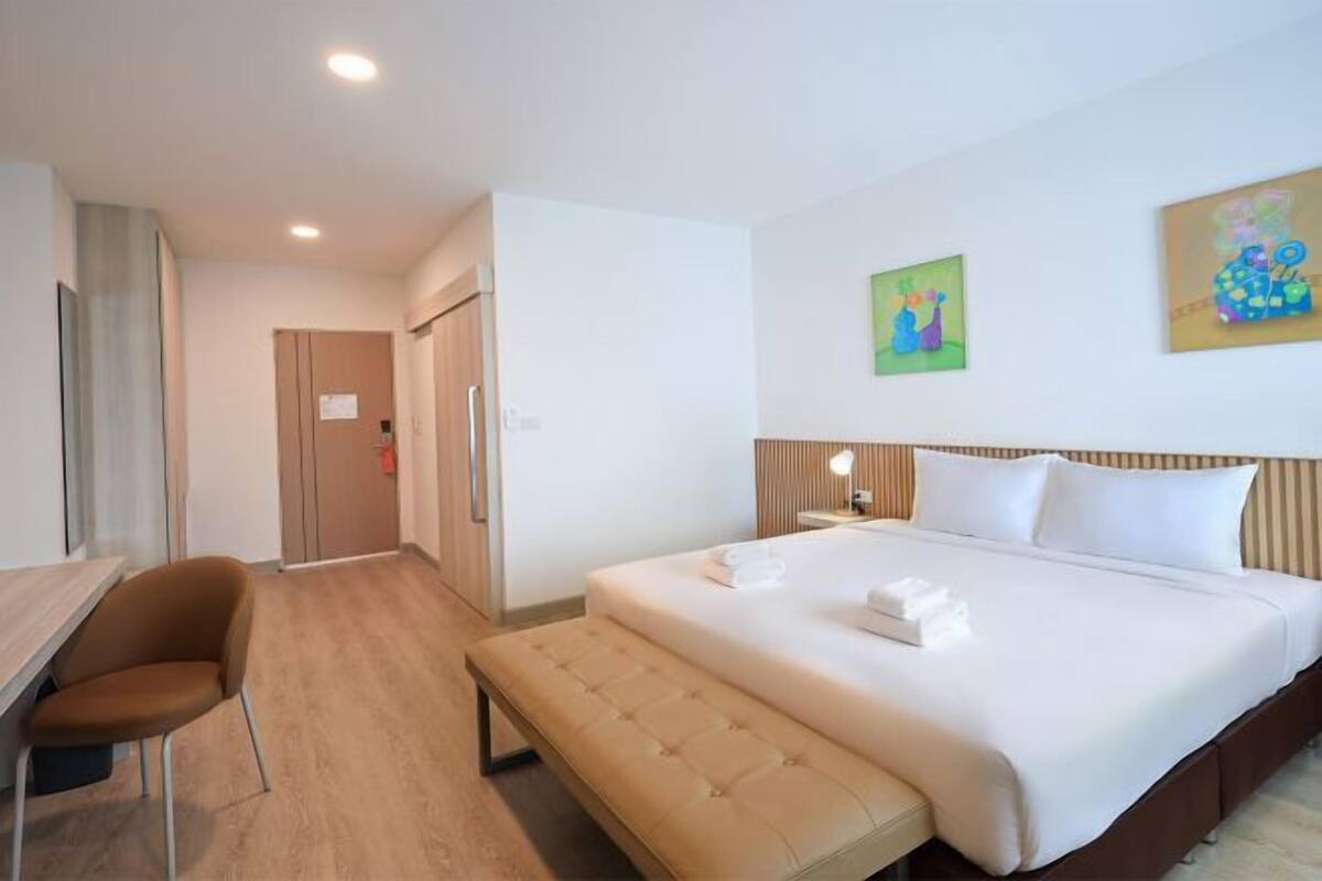 In-room safe, WiFi (free), bed sheets