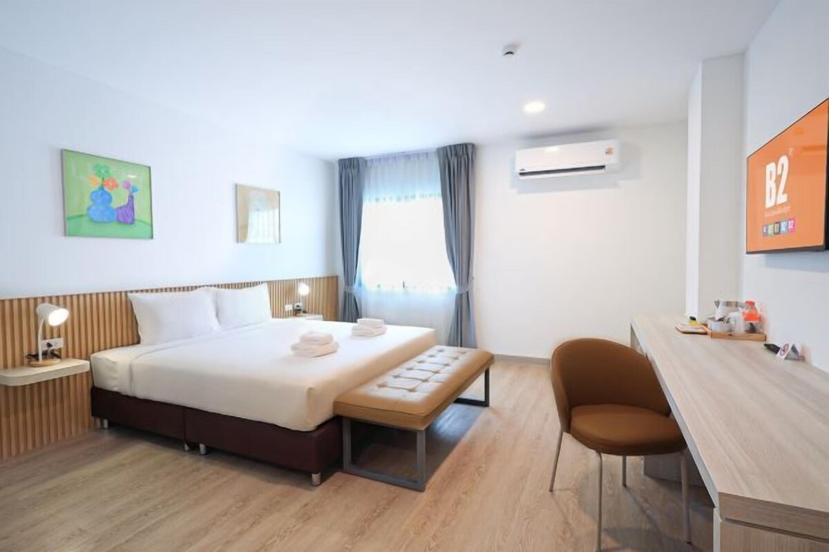 In-room safe, WiFi (free), bed sheets