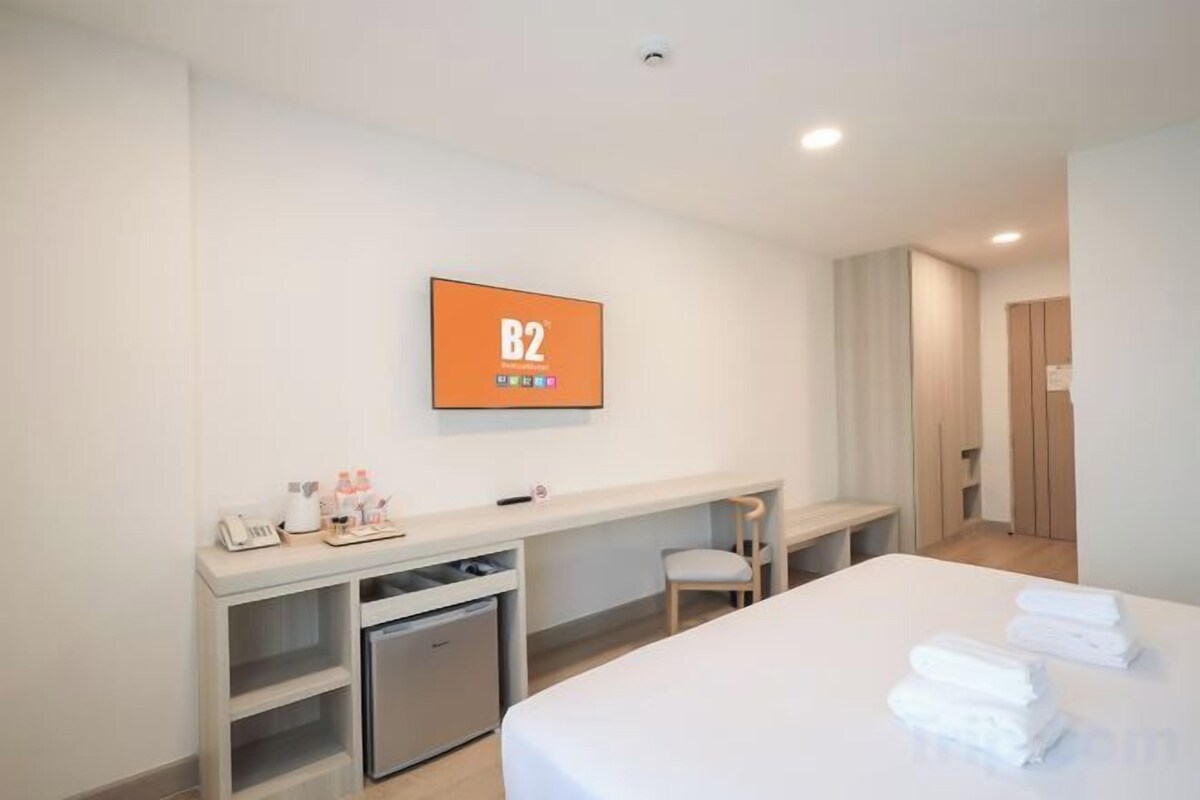 In-room safe, WiFi (free), bed sheets