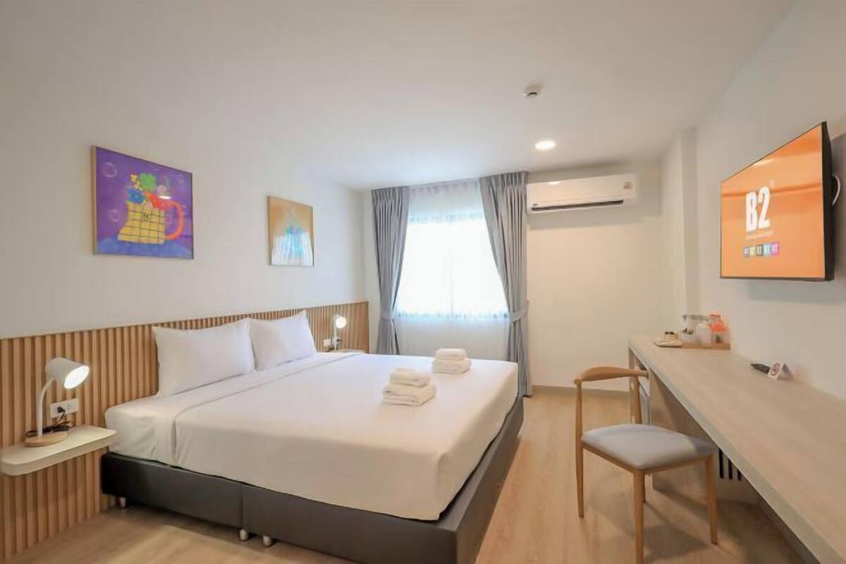 In-room safe, WiFi (free), bed sheets