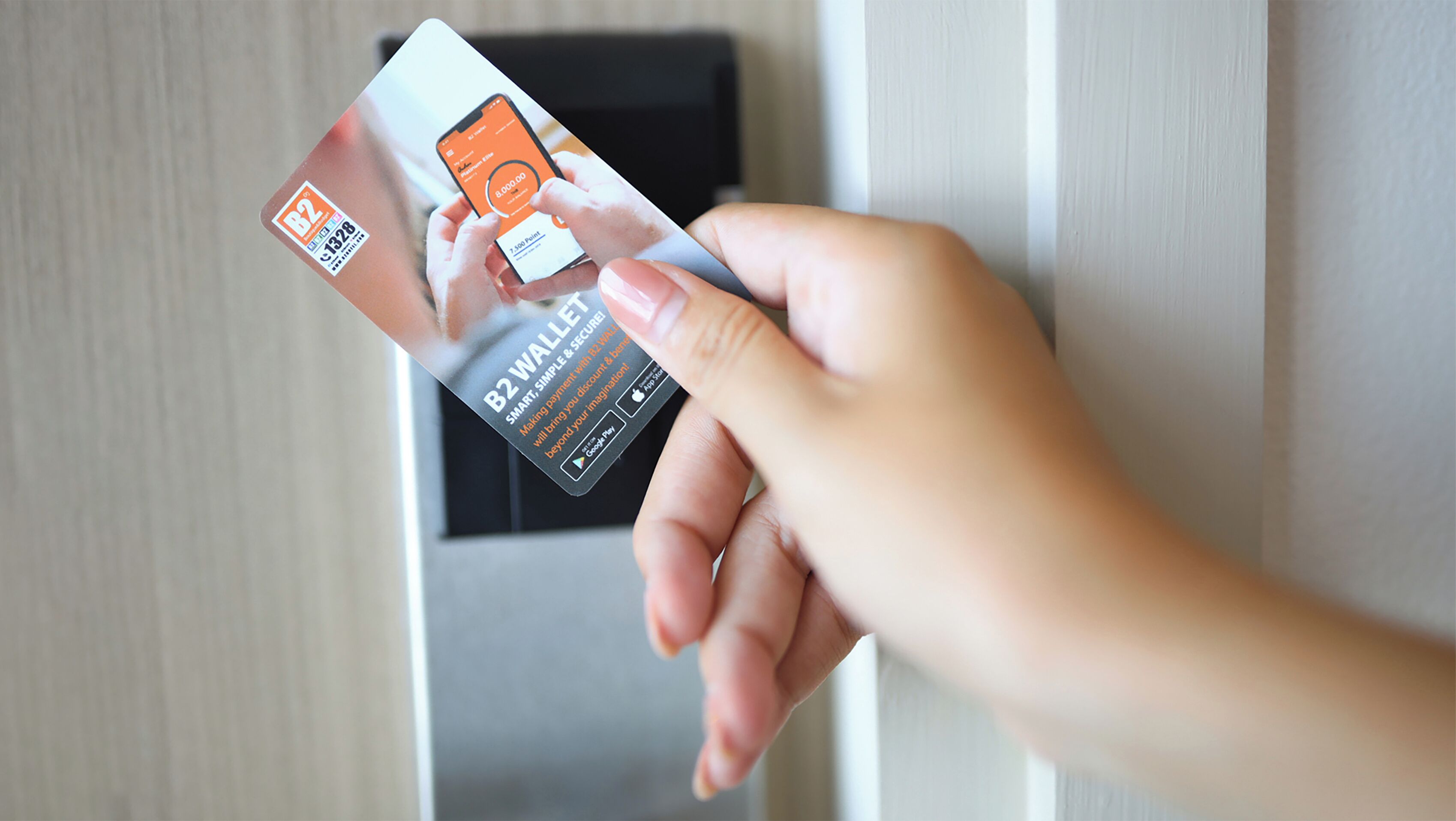 A hand holding a B2W wallet card.