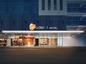 Front of property – evening/night - Model J Hotel Jakarta Soekarno Hatta Airport  (Tangerang)