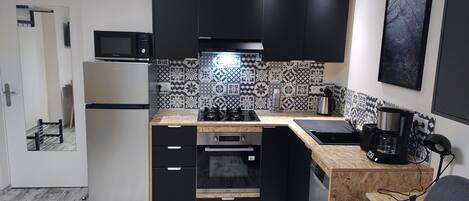 Réfrigérateur, four à micro-ondes, un four, surface de cuisson