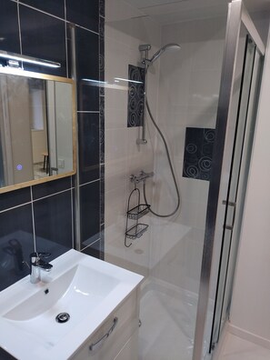 Shower, hair dryer, towels, toilet paper
