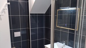 Dusj, hårføner, håndklær og toalettpapir