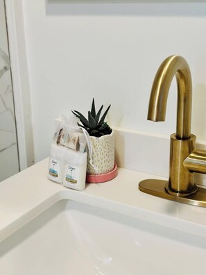 Hair dryer, towels, soap, shampoo - Cozy Cabin - Convenient in the High Country (Boone)