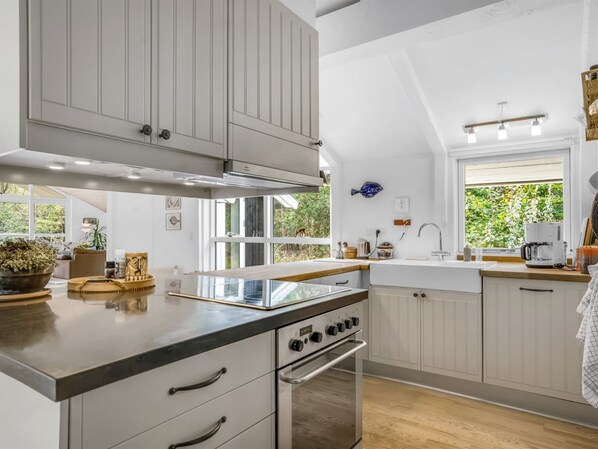 Fridge, microwave, dishwasher, cookware/dishes/utensils