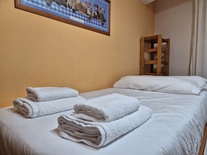 4 bedrooms, iron/ironing board, free WiFi, bed sheets