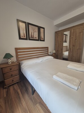 4 bedrooms, iron/ironing board, free WiFi, bed sheets