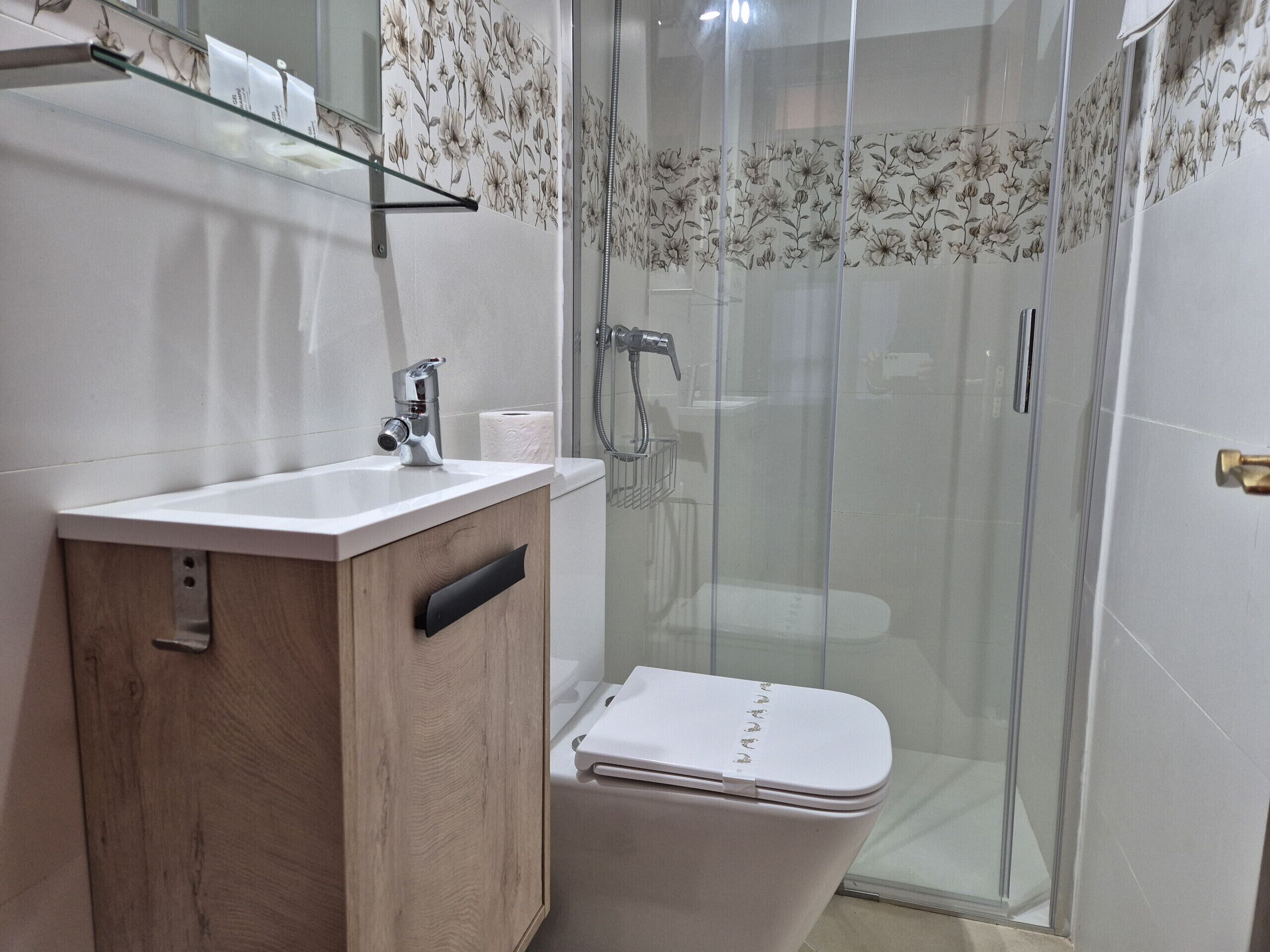 Douche, sèche-cheveux, serviettes fournies