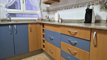 Kühlschrank, Mikrowelle, Ofen, Wasserkocher mit Kaffee-/Teezubehör