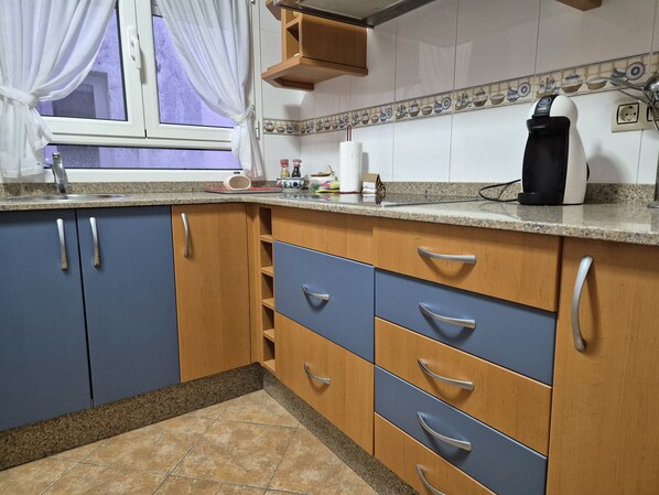 Fridge, microwave, oven, coffee/tea maker