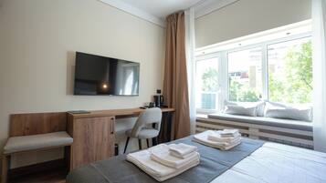 Quarto casal econômico, vista para a cidade | Área de estar | TV de tela plana 52 polegadas com canais a cabo
