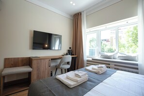 Quarto casal econômico, vista para a cidade | Área de estar | TV de tela plana 52 polegadas com canais a cabo